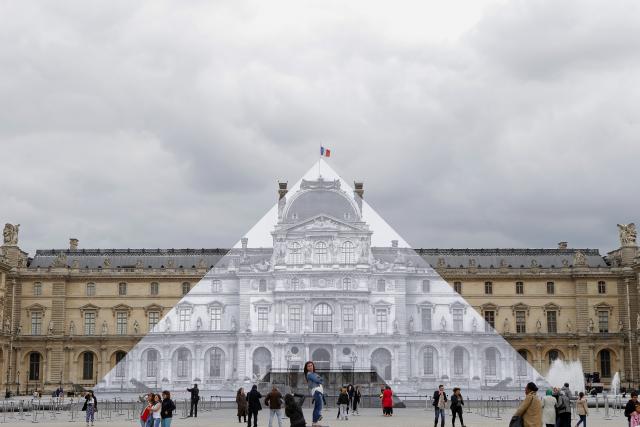 Piramida ispred Luvra 